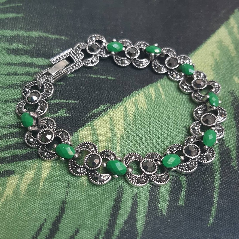 Armband met groene "oogjes" product image